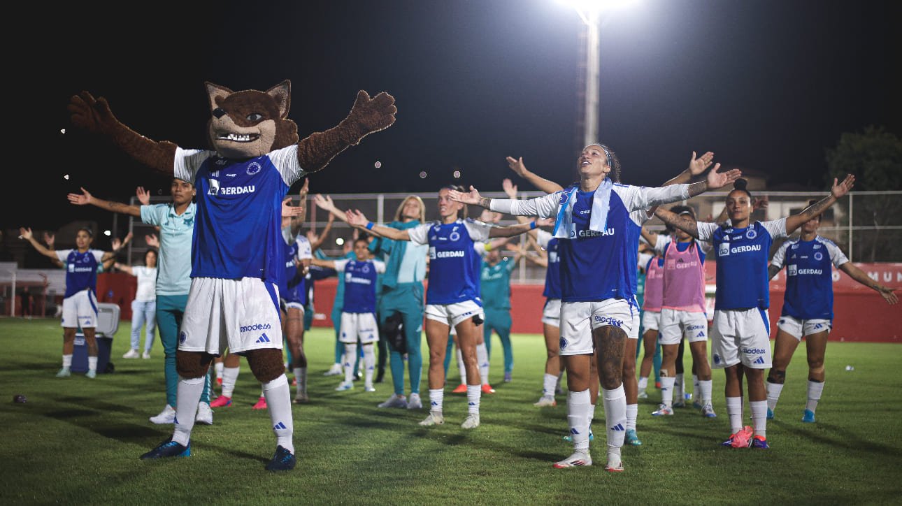 Jogadoras do Cruzeiro saudando torcida após vitória pelo Campeonato Brasileiro (foto: Gustavo Martins/Cruzeiro)