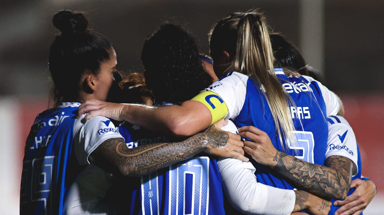 Jogadoras do Cruzeiro em roda durante partida pelo Brasileiro Feminino (foto: Gustavo Martins/Cruzeiro)