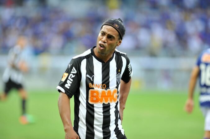 Ronaldinho em ação pelo Atlético em clássico contra o Cruzeiro (foto: Alexandre Guzanshe/EM/D.A Press)
