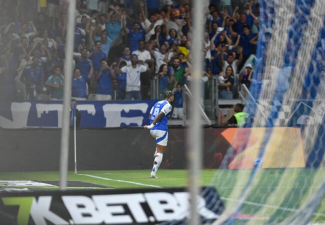 Gabigol comemora gol pelo Cruzeiro na partida contra o Mirassol, no Mineirão, pela primeira rodada do Brasileirão (foto: Leandro Couri/EM/D.A Press)