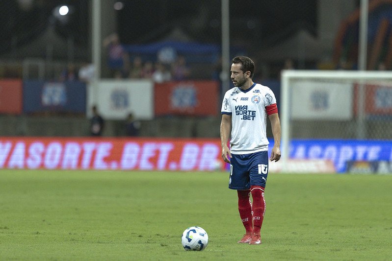 Everton Ribeiro se prepara para cobrar falta pelo Bahia (foto: Rafael Rodrigues/EC Bahia)