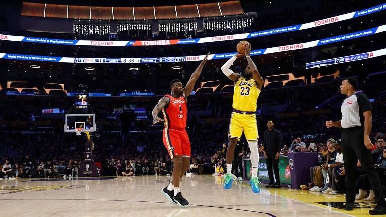 LeBron James, à dir., salta para marcar a cesta de três pontos que o colocou além da marca de 50 mil pontos em sua carreira, no jogo contra o New Orleans Pelicans, na terça (4) (foto: Ronald Martinez - 4.mar.25/Getty Images via AFP)