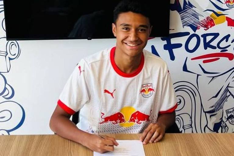 Pedro Severino, jogador do Bragantino, no dia da assinatura do contrato (foto: Reprodução/pedrao_05 no instagram)