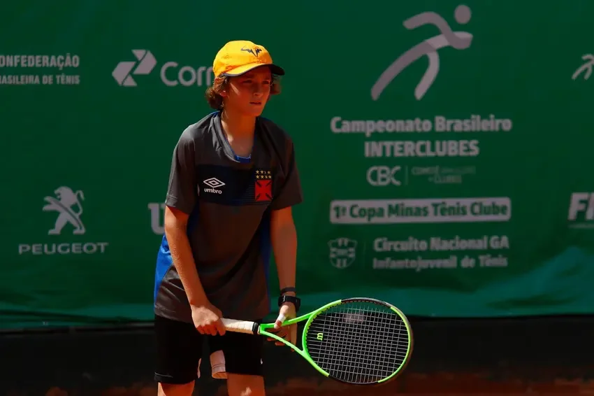 João Fonseca, ainda criança, com raquete na mão e camisa do Vasco (foto: Minas Tênis Clube)