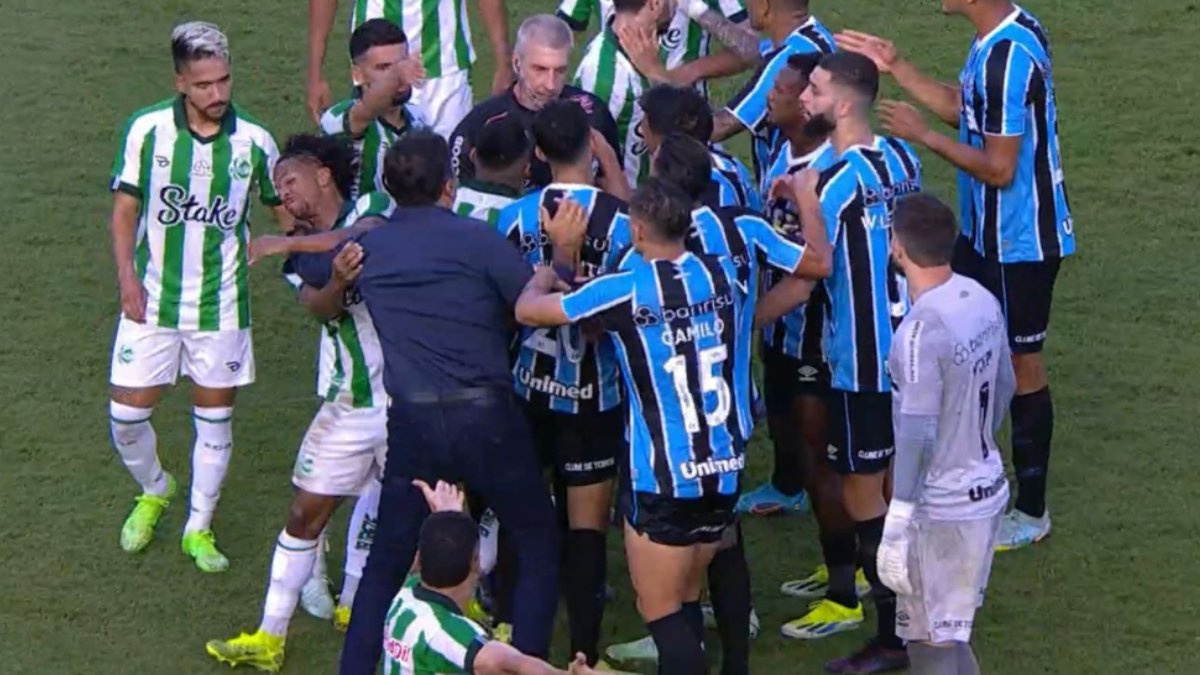 Confusão durante partida entre Juventude e Grêmio (foto: Reprodução/Sportv)