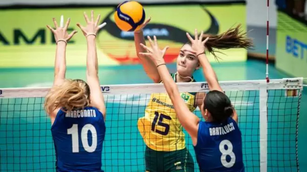 Helena em ação pela Seleção Brasileira de Vôlei (foto: Divulgação/FIVB)