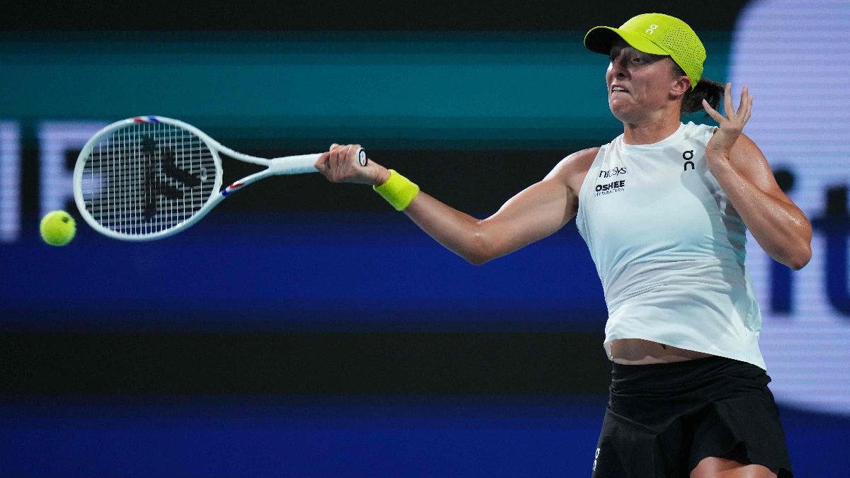 Iga Swiatek em ação durante o Miami Open (foto: Rich Storry / GETTY IMAGES NORTH AMERICA / Getty Images via AFP)