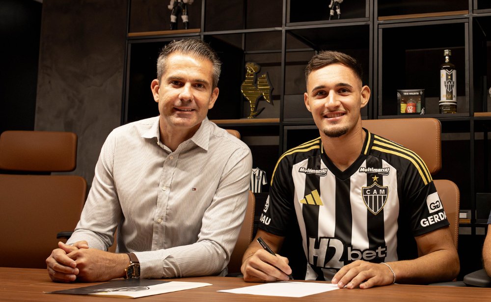 Victor Bagy (diretor de futebol) e João Marcelo (atacante), do Atlético (foto: Pedro Souza/Atlético)