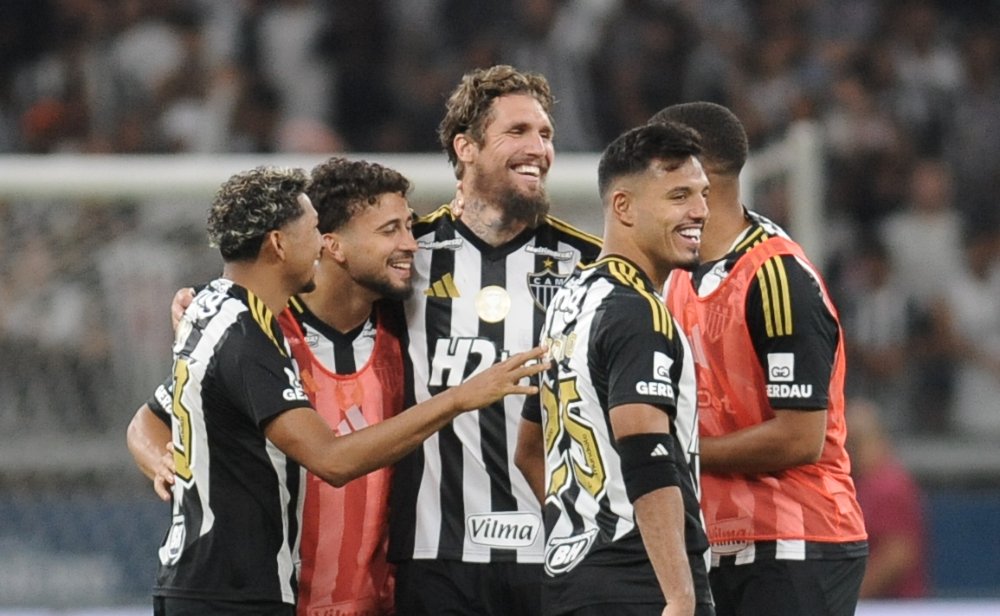 Jogadores do Atlético comemoram goleada sobre o América no Campeonato Mineiro (foto: Alexandre Guzanshe/EM/D.A Press)