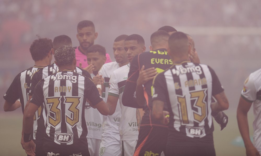 Jogadores de Atlético e América se cumprimentam antes de jogo no Mineirão (foto: Alexandre Guzanshe/EM/D.A Press)
