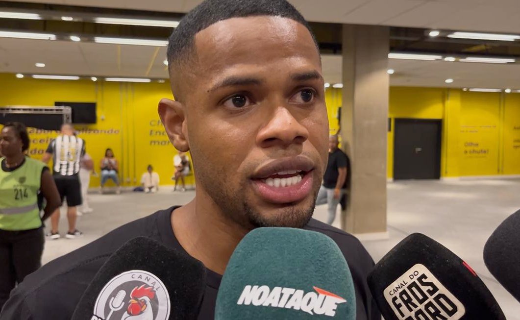 Júnior Santos, atacante do Atlético, na zona mista do Mineirão (foto: Lucas Bretas/No Ataque)