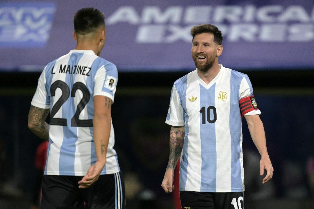 Lautaro Martínez e Messi pela Seleção Argentina (foto: JUAN MABROMATA / AFP)