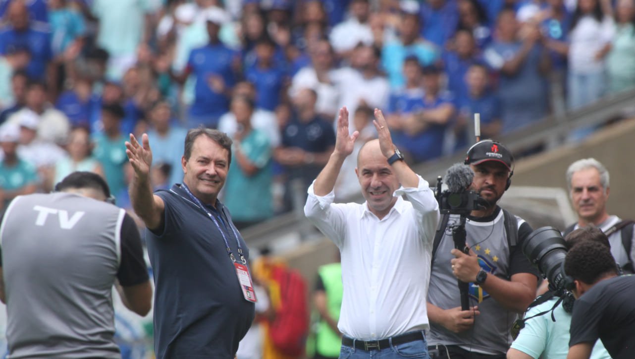 Leonardo Jardim, técnico do Cruzeiro, no primeiro contato com a torcida (foto: Edesio Ferreira/EM/D.A. Press)