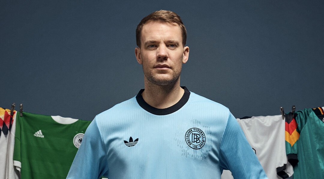Manuel Neuer com as mãos no quadril (foto: Reprodução/X)