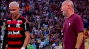 Discussão entre Luiz Araújo e Mano Menezes no Fla-Flu pelo jogo de ida da final do Campeonato Carioca (foto: Reprodução)