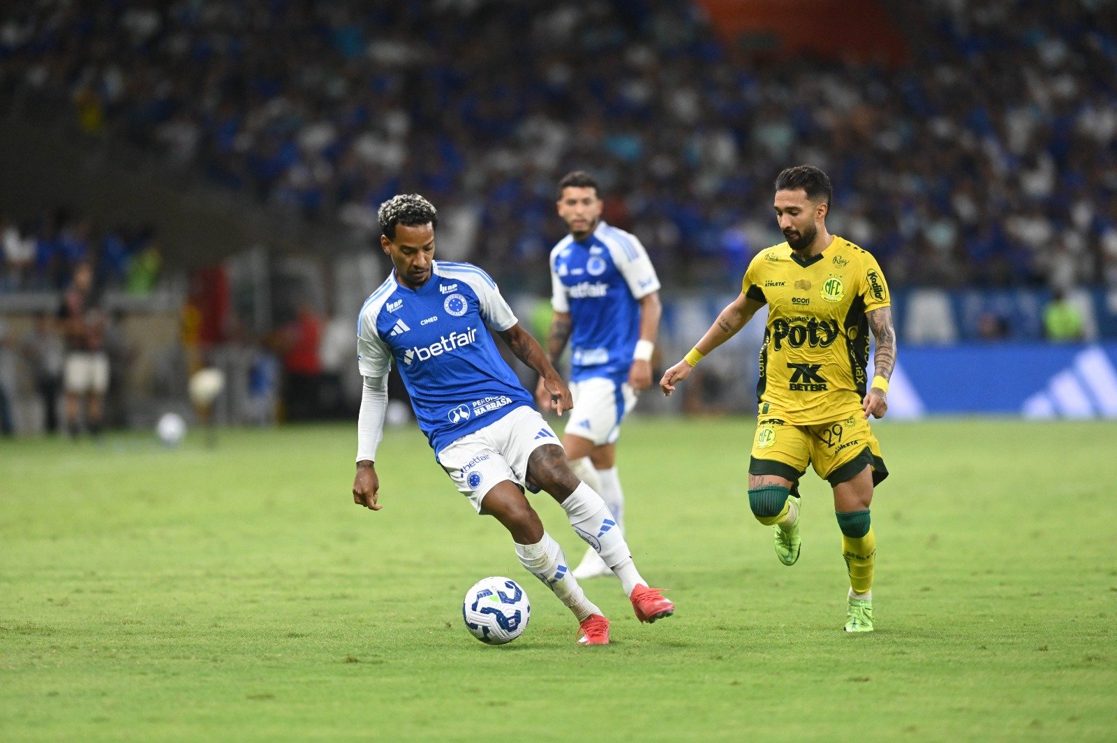 Matheus Pereira conduz a bola em Cruzeiro x Mirassol (foto: Leandro Couri/EM/D.A Press)
