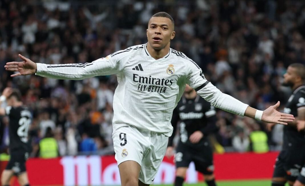 Mbappé abre os braços em comemoração (foto: Thomas Coex/AFP)