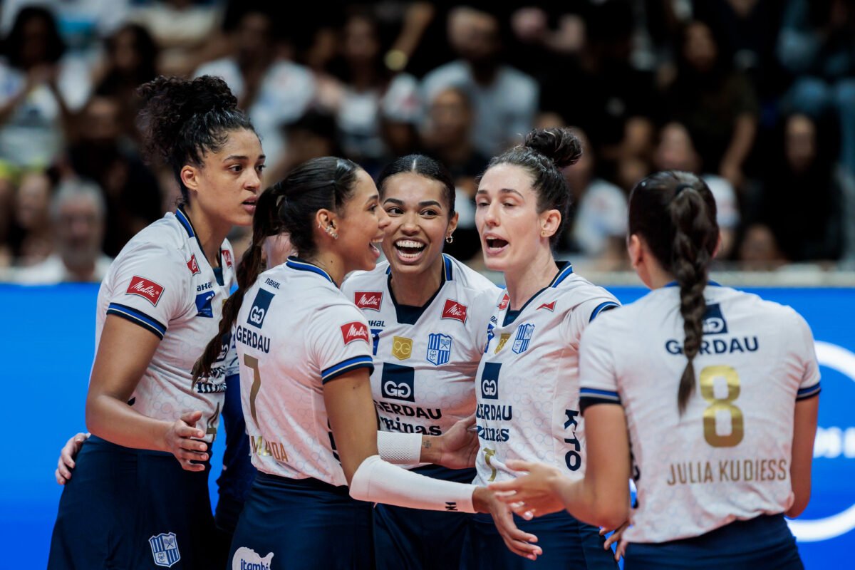 Jogadoras do Minas comemoram ponto pelo Sul-Americano de Vôlei (foto: Hedgard Moraes/Minas Tênis Clube)