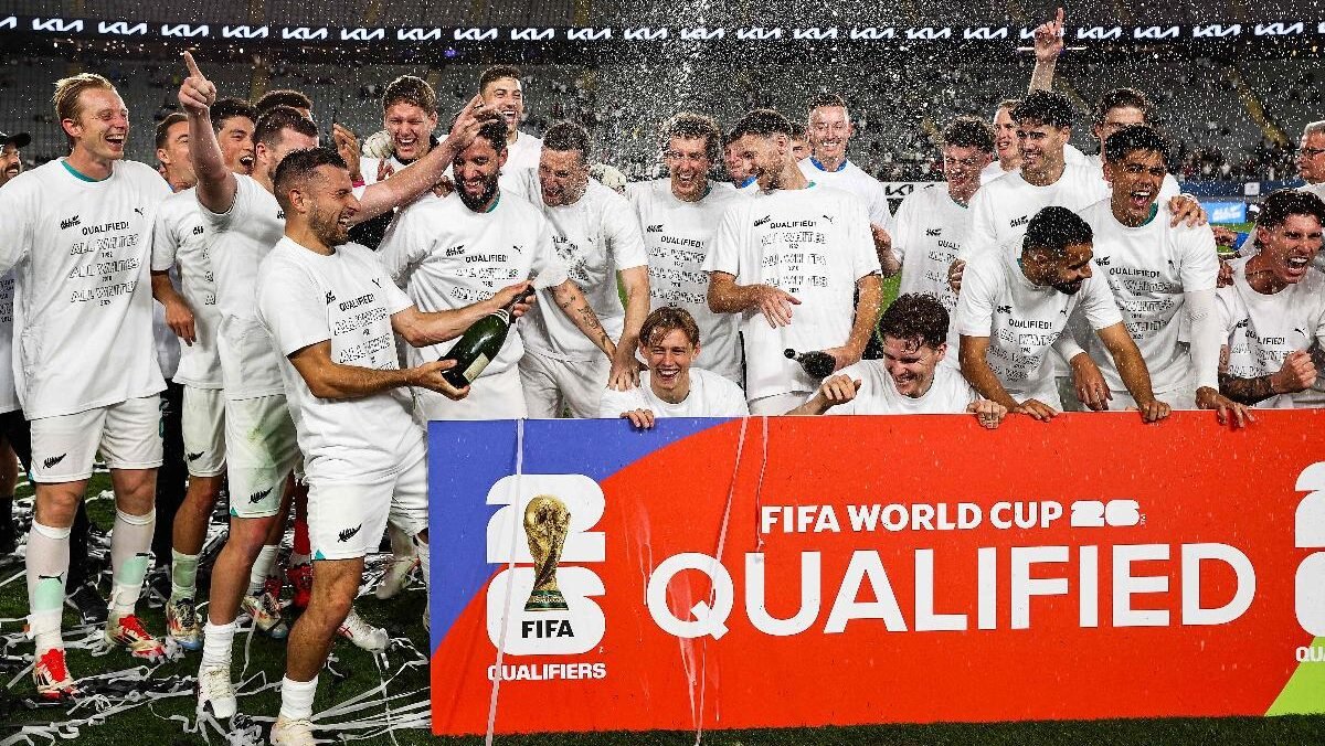 Seleção da Nova Zelândia comemora classificação para a Copa do Mundo (foto: DAVID ROWLAND/AFP)