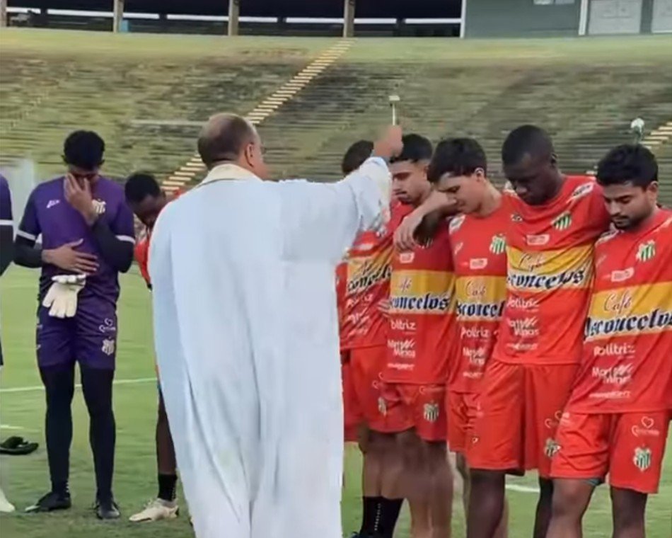 Padre joga água benta em jogadores do Uberlândia (foto: Reprodução de vídeo)