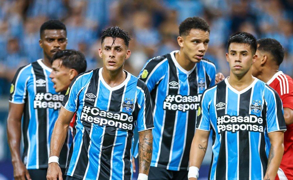 Pavón, ex-atacante do Atlético, com a camisa do Grêmio (terceiro da esquerda para a direita) em clássico contra o Internacional (foto: Lucas Uebel/Grêmio)
