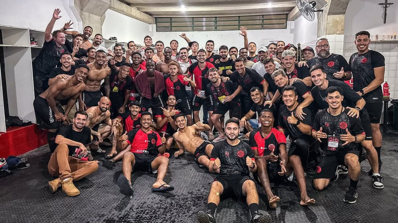 Jogadores do Pouso Alegre em vestiário (foto: Divulgação/Pouso Alegre)