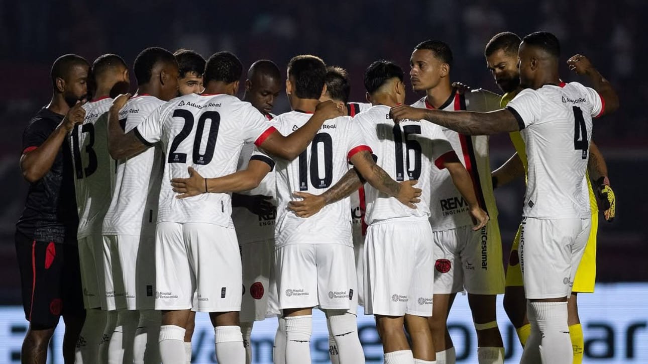 Jogadores do Pouso Alegre reunidos em círculo (foto: Divulgação/Pouso Alegre)