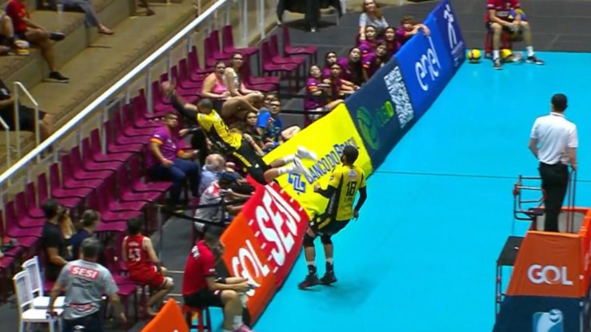 Wallaf, do Praia, caiu de mal jeito após tentar se sacrificar para salvar bola contra o Bauru na Superliga Masculina de Vôlei (foto: Reprodução/Sportv2)