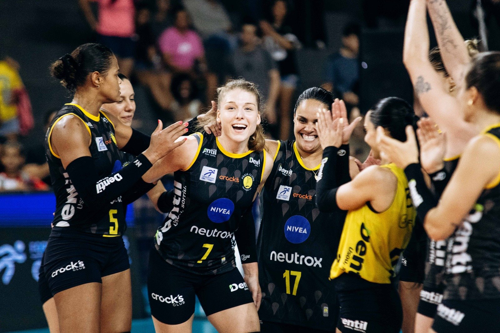 Jogadoras do Praia Clube em quadra pela Superliga Feminina de Vôlei (foto: Eliezer Esportes/Praia Clube/Divulgação)