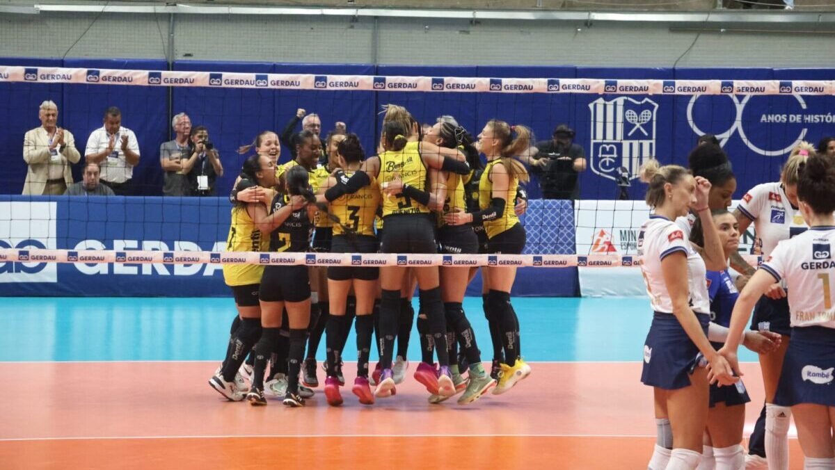 Praia Clube comemora virada sobre o Minas na semifinal do Sul-Americano de Vôlei (foto: Marcos Vieira/EM/D.A Press)