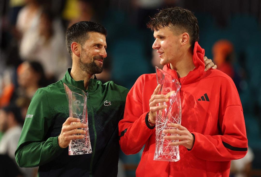 Novak Djokovic e Jakub Mensik após a final do Masters de Miami (foto: AL BELLO / GETTY IMAGES NORTH AMERICA / Getty Images via AFP)