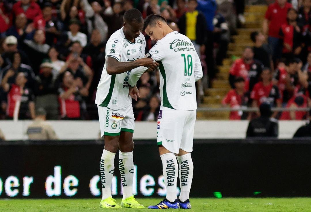 O colombiano James Rodríguez é o camisa 10 do Leon (foto: Ulises Ruiz / AFP)