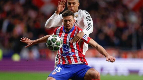 Lenglet, do Atlético de Madrid, e Mbappé, do Real Madrid (foto: Oscar DEL POZO CAÑAS / AFP)