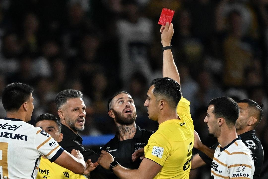 Sergio Ramos recebeu o cartão amarelo por lance violento na partida entre Pumas e Monterrey (foto: Yuri CORTEZ / AFP)