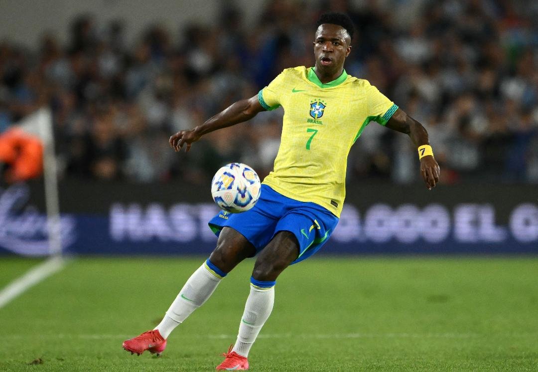 Vinícius Júnior foi titular do Brasil na partida contra a Argentina (foto: Luis ROBAYO / AFP)