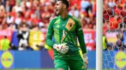 Koen Casteels de camisa verde da Seleção da Bélgica, em campo, perto da trave (foto: INA FASSBENDER / AFP)