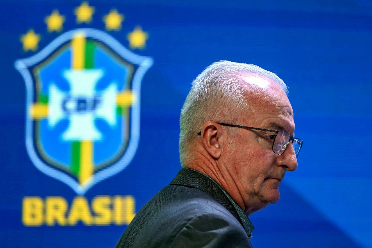Dorival Júnior perto do logo da CBF (foto: Mauro Pimentel/AFP))