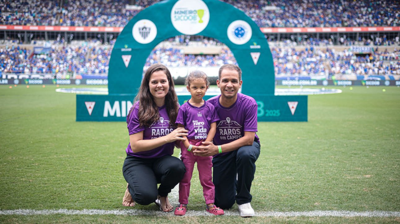 Julinha, criança de quatro anos portadora de doença grave, ao lado dos pais, no gramado do Mineirão (foto: Divulgação/FMF)