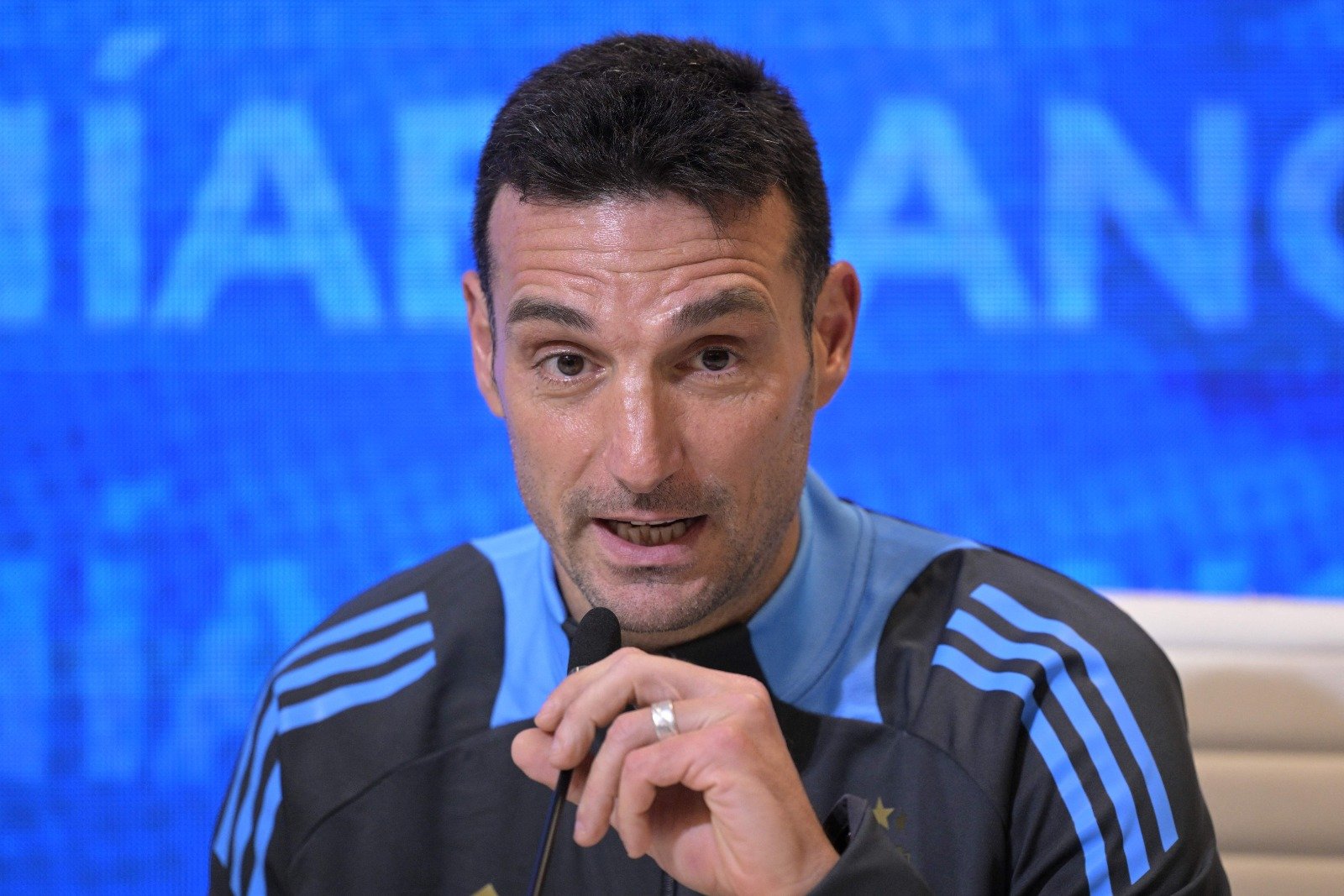 Técnico da Argentina Lionel Scaloni em entrevista coletiva (foto: Juan Mabromata/AFP)