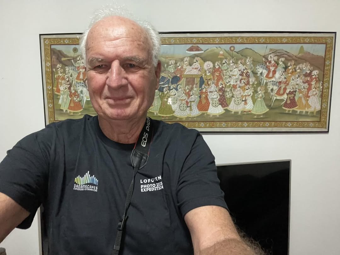 Thomaz Koch de camisa preta em frente a um quadro (foto: Reprodução/Instagram)