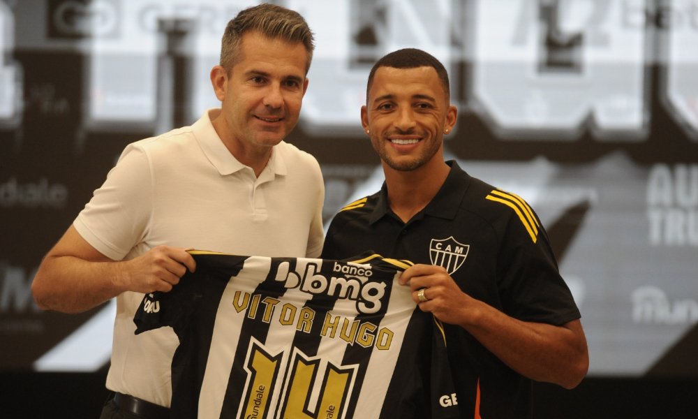 Victor ao lado de Vitor Hugo durante apresentação do zagueiro na Arena MRV (foto: Alexandre Guzanshe/EM/DA.Press)