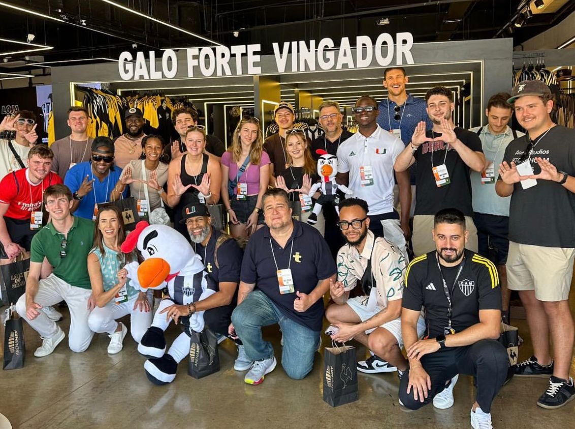 Mike Muscala em foto com colegas do Programa de Sports Administration da Universidade de Miami na Arena MRV (foto: Arena MRV/Divulgação)