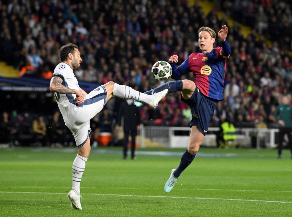 Çalhanoglu, da Inter de Milão, e De Jong, do Barcelona (foto: Josep LAGO / AFP)