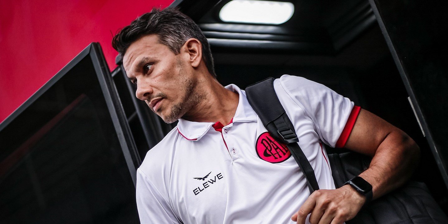 Ex-jogador do Cruzeiro, Henrique com a camisa do Pouso Alegre (foto: Giovanni Mendes/Pouso Alegre)