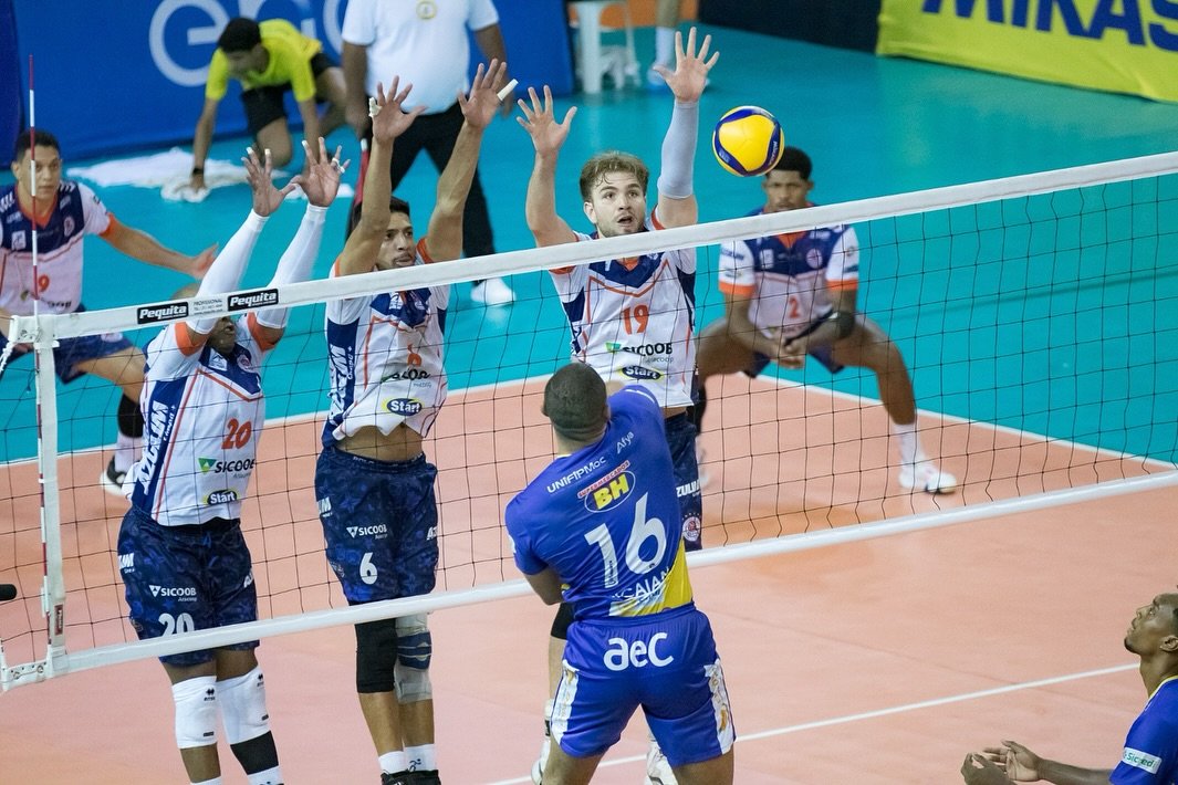 Na ida, Monte Carmelo venceu o Montes Claros por 3 sets a 0 (foto: Alex Sezko/Montes Claros)