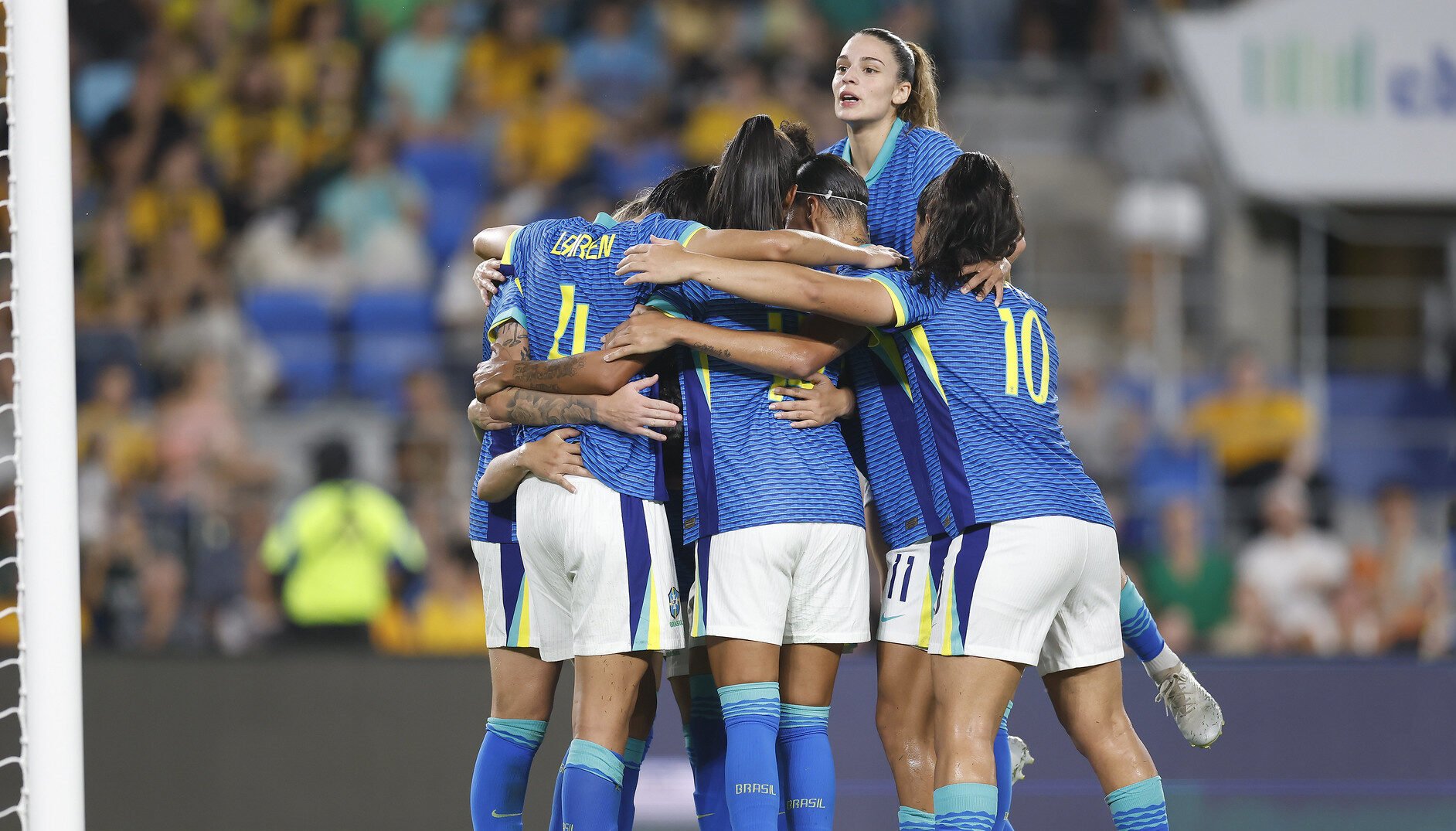 jogadoras da Seleção Feminina do Brasil se abraçando (foto: Rafael Ribeiro/CBF)