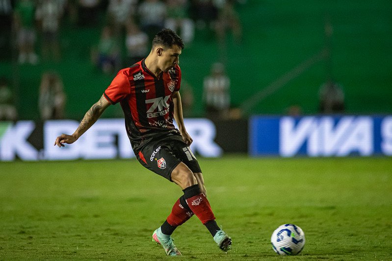 Jogador do Vitória tocando na bola com o pé esquerdo (foto: Victor Ferreira/EC Vitória)