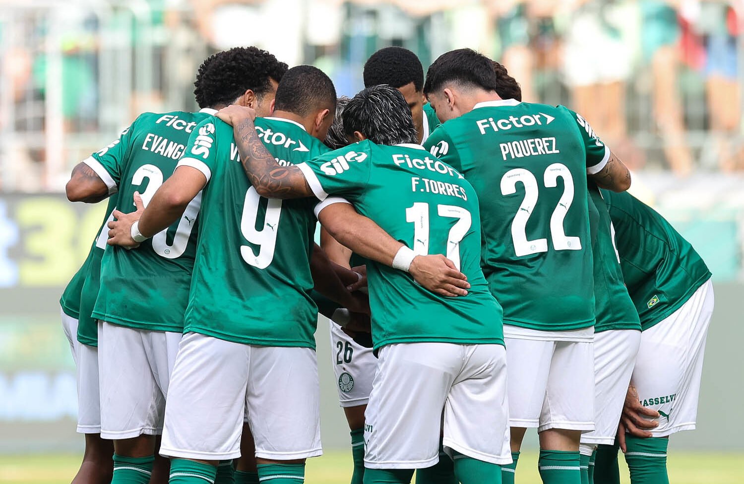 jogadores do Palmeiras abraçados antes do jogo (foto: Cesar Greco/Palmeiras)
