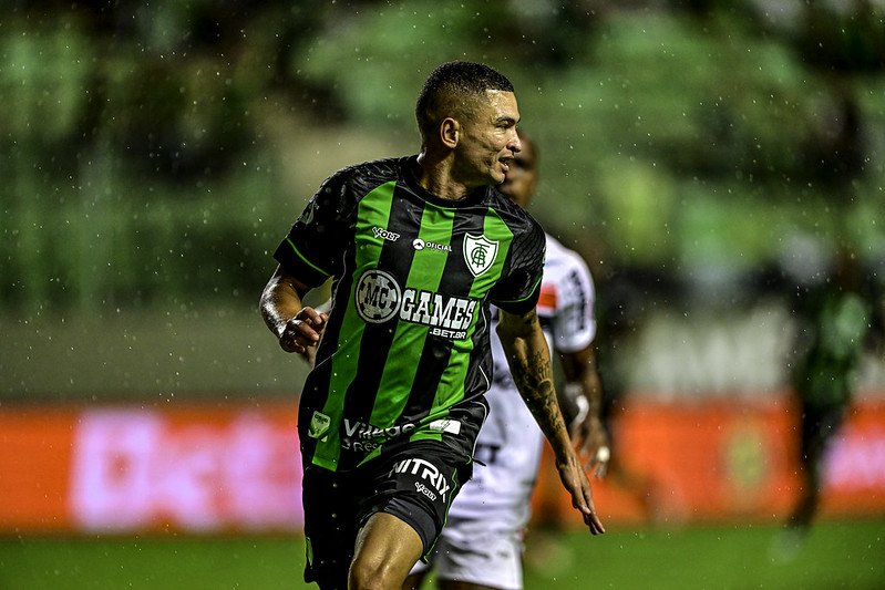 Marlon, lateral-esquerdo do América, na partida contra o Botafogo-SP (foto: Mourão Panda / América)