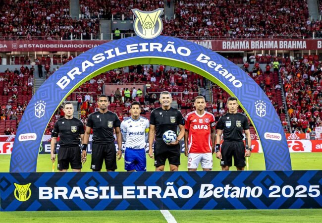 Partida entre Internacional e Cruzeiro foi marcada por arbitragem polêmica no Campeonato Brasileiro (foto: Lucas Bubols/Cruzeiro)